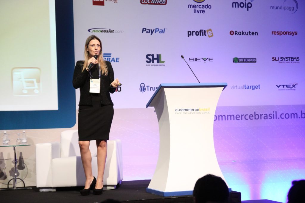 Fátima Bana palestrando no evento E-commerce Brasil