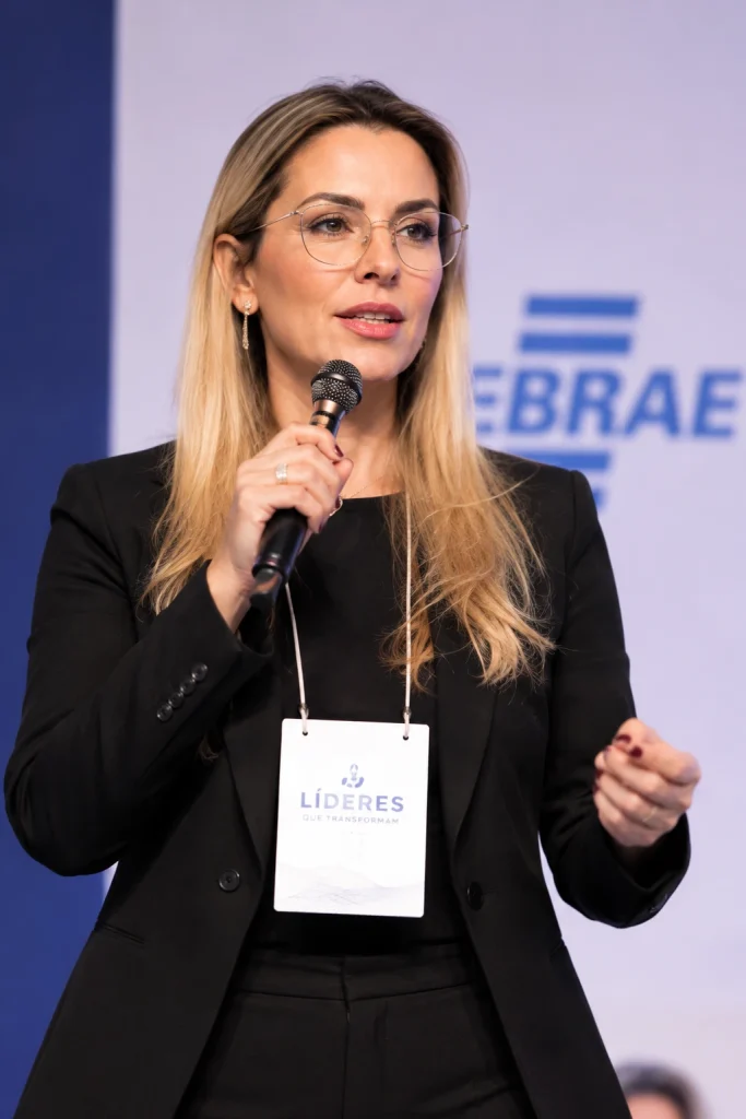 Fátima Bana palestrando em evento